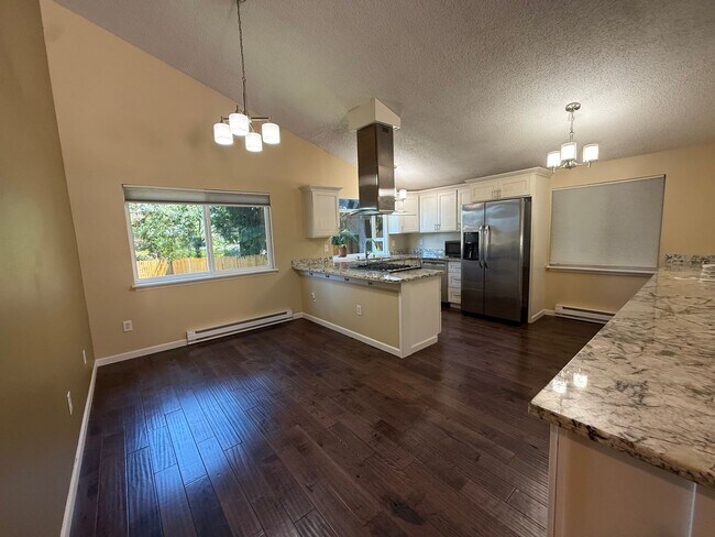 Foto del edificio - Beautifully remodeled tri-level home in Illahee.