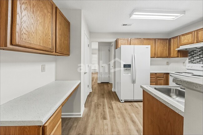 Foto del edificio - 5701 Hidden Lake Dr