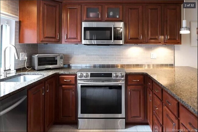 Foto del edificio - 260 Brittany Farms Rd