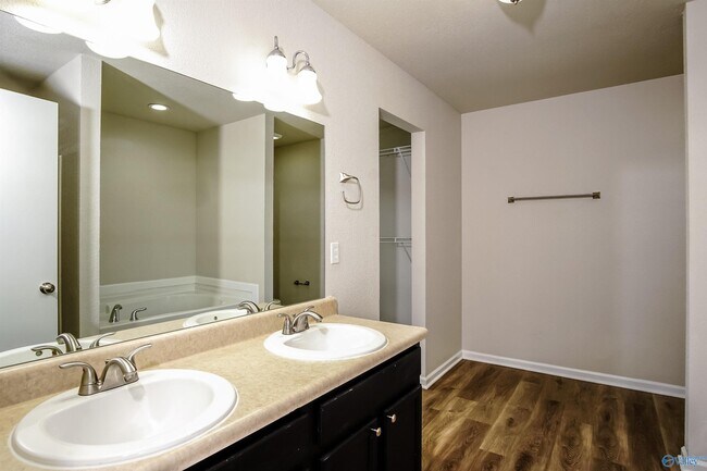 Building Photo - 202 Valleyside Dr NE