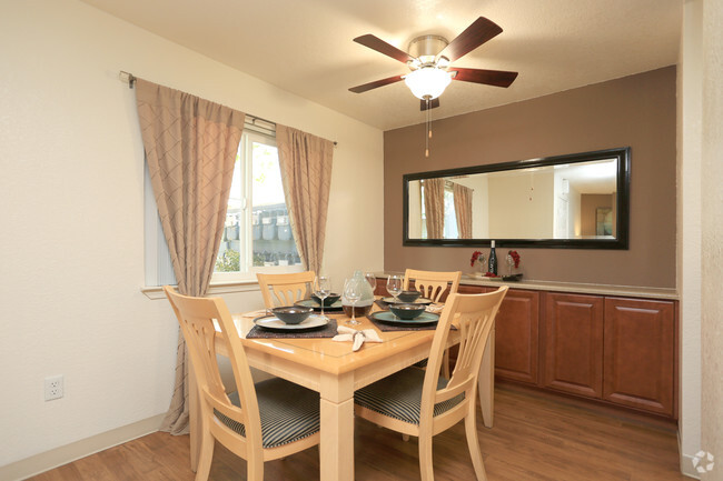 Dining Room - Chesapeake Commons Apartments