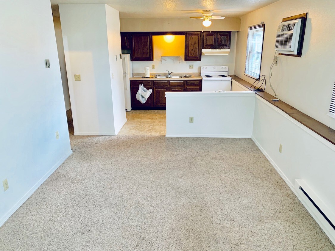 Sala de estar hacia la cocina - 315 N 3rd St