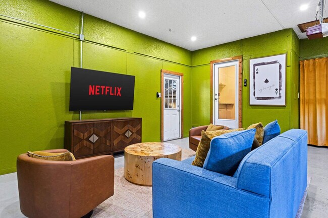 Foto del edificio - 326 Whisper Wood Ln