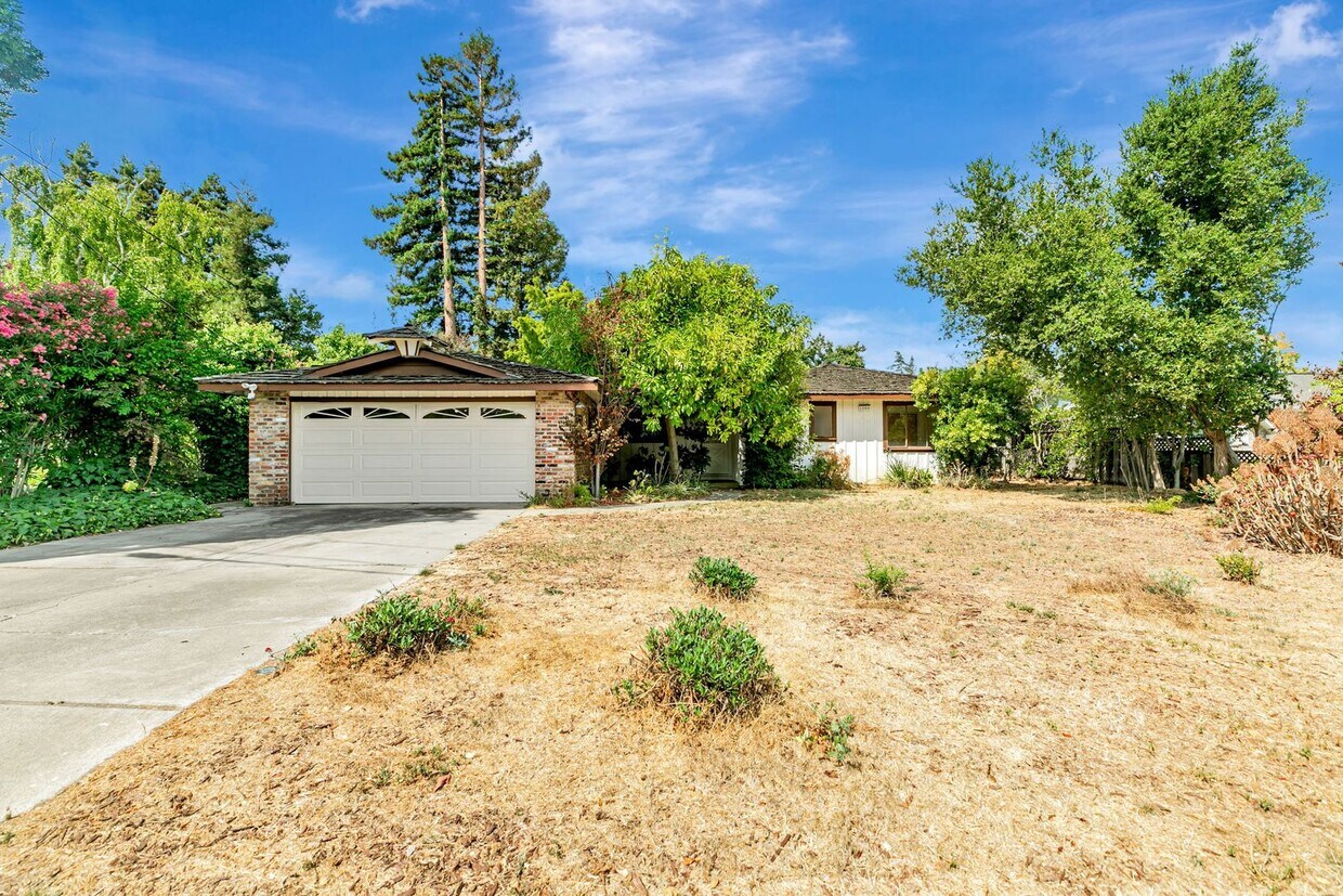 Foto principal - Classic Ranch Style Home in Top School Dis...