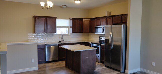 Cocina - 2439 E Quivira St