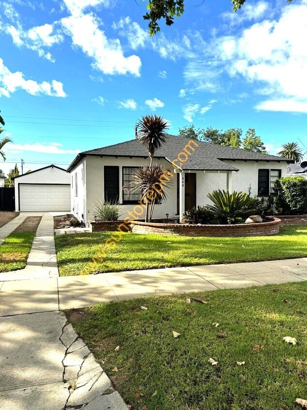 Primary Photo - Stunning 2 Bedroom, 1 Bathroom Home on a L...