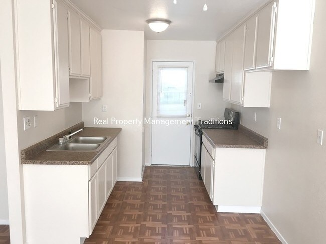 Building Photo - 2 bed, 1 bath - Kern County Section 8 OK
