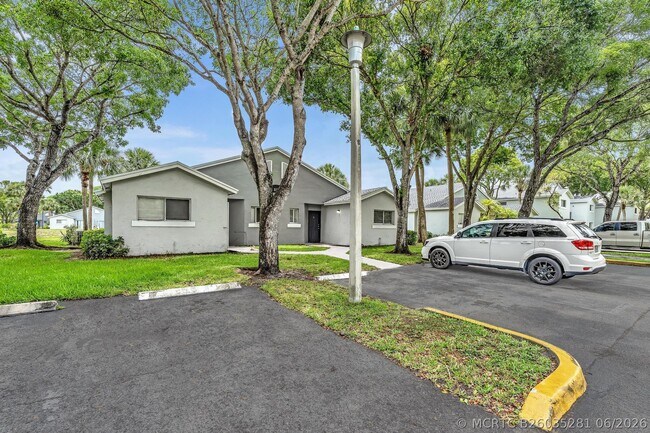 Building Photo - 1020 Lake Victoria Dr