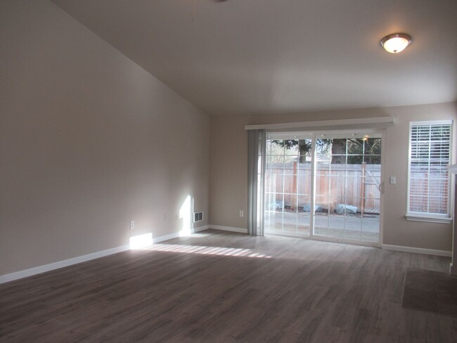 Foto del edificio - Updated 3 bedroom, 2 bathroom townhome in ...