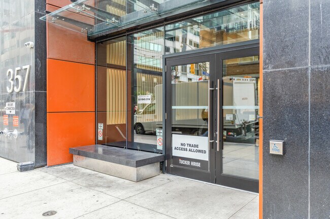 Photo du bâtiment - 357 King St W