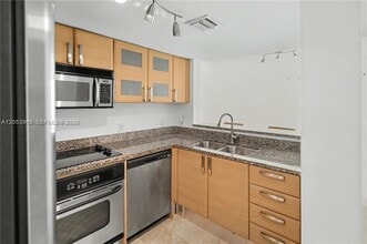 Building Photo - 2101 Brickell Ave