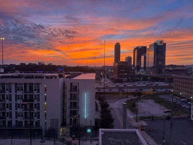 Foto del edificio - 1280 W Peachtree St NW