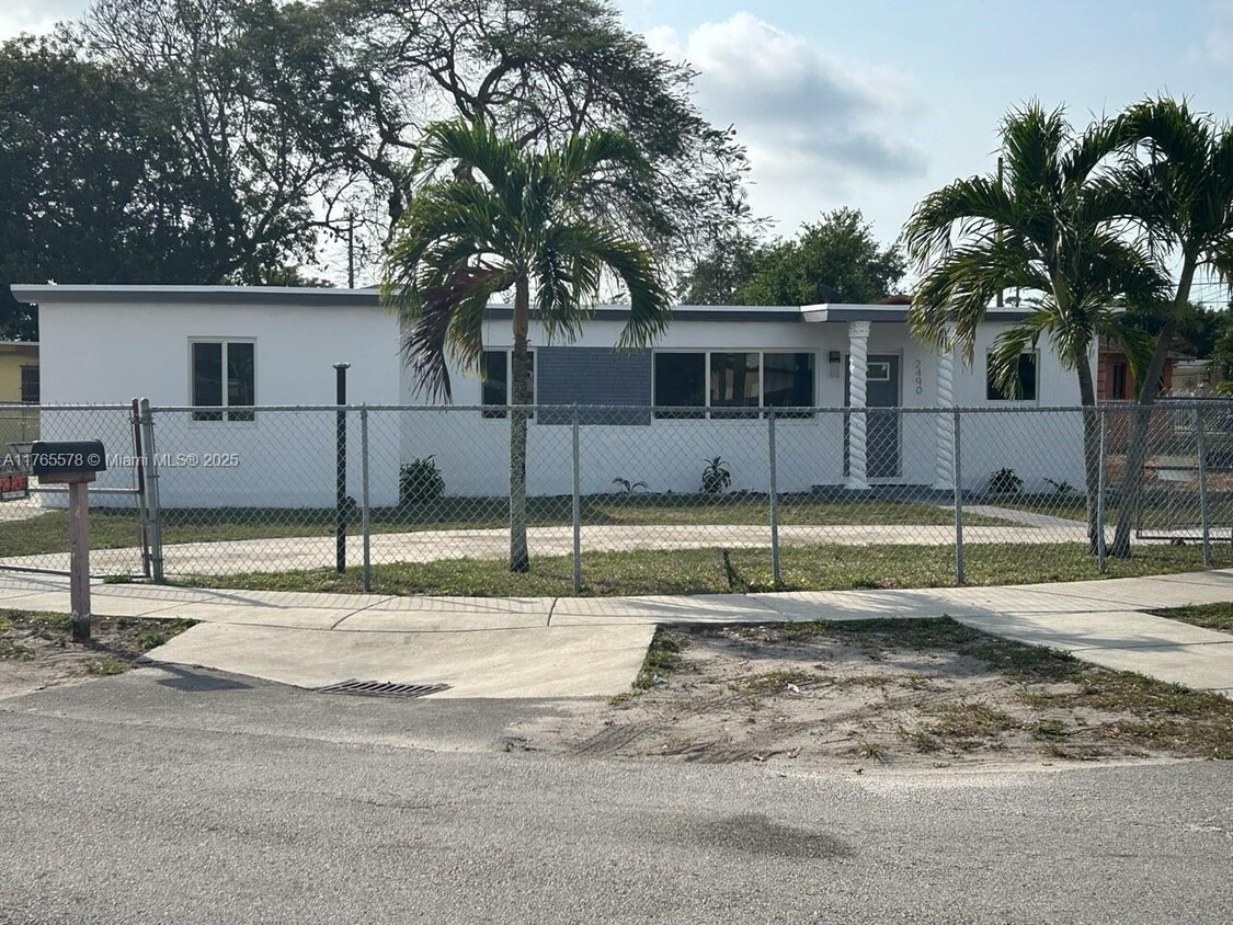 Foto principal - 2490 NW 104th Terrace