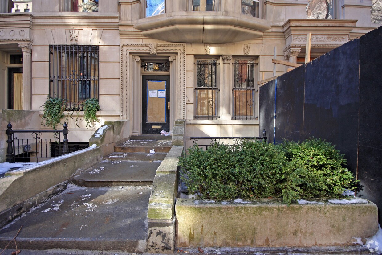 Building Photo - 16 E 95th St