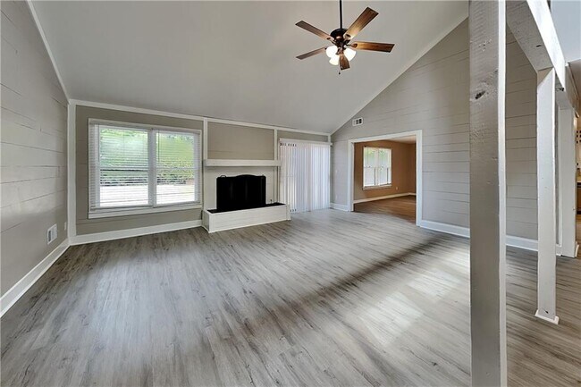 Building Photo - 1100 Lake Dr