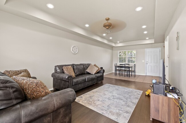 Foto del edificio - 3 Bed / 2.5 Bath in a 2 Story Four Plex - ...