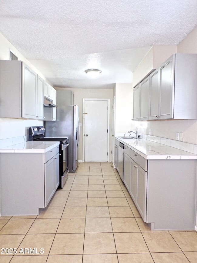 Building Photo - 4300 Plaza Oro Loma