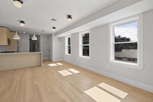 Building Photo - 22 Paris St