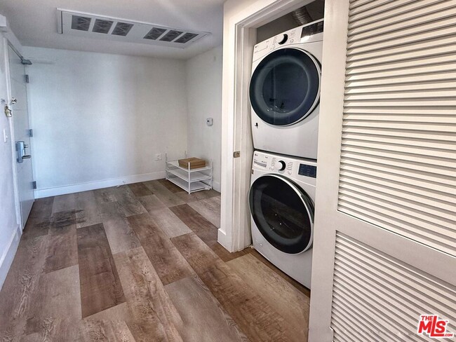 Building Photo - 723 S St Andrews Pl