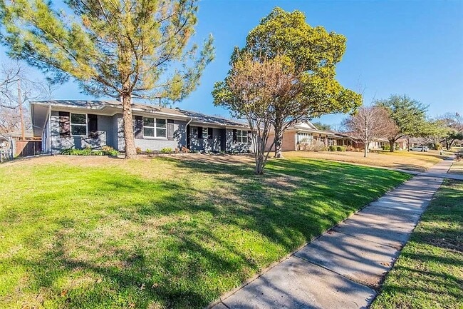 Building Photo - 9905 Parkford Dr