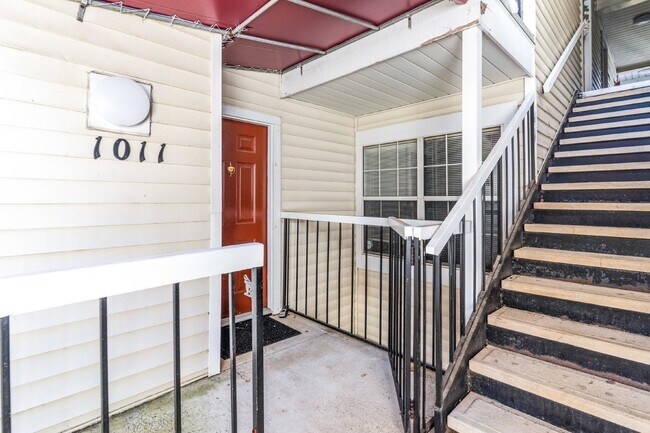 Building Photo - 1011 Summerglen Court #202