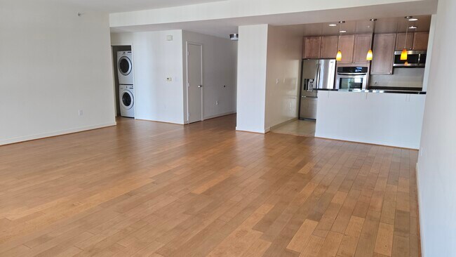¡Amplia sala de estar con más de 600 pies cuadrados de espacio para el entretenimiento! - 175 W Saint James St