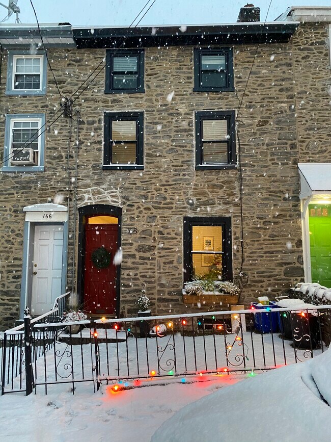 Building Photo - 168 Dupont St