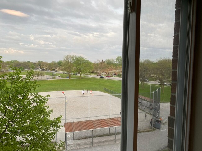 Building Photo - 3160 Wildwood Dr