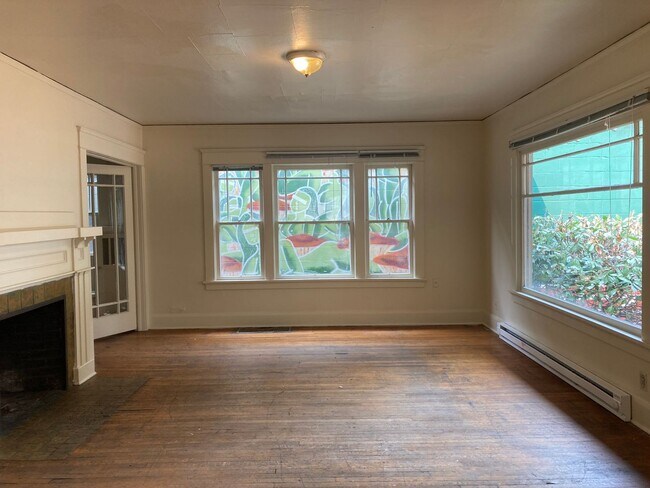 Building Photo - Vintage Campus living ~ Private Porch ~ Of...