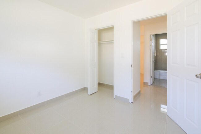 Foto del edificio - 1044 Foster Rd