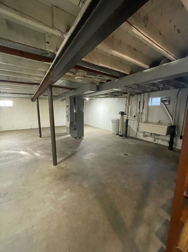 Foto del edificio - FULLY UPDATED 2-bedroom, 1-bath home (with bonus room) in Janesville