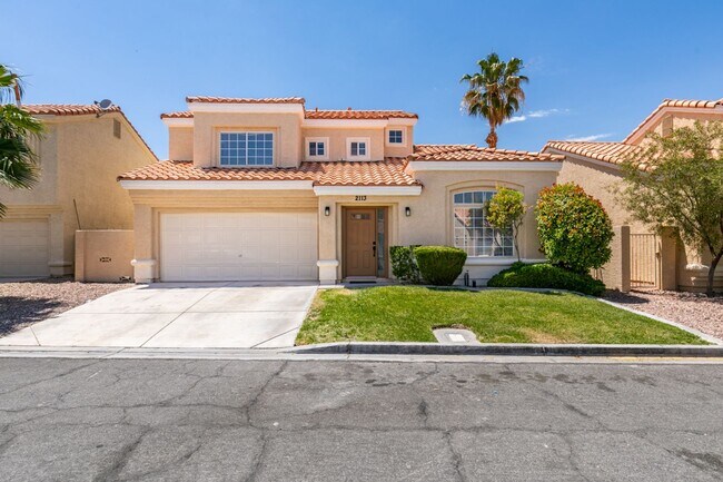 Foto del edificio - Charming Summerlin Two-Story with Cozy Fireplace & Spacious Layout
