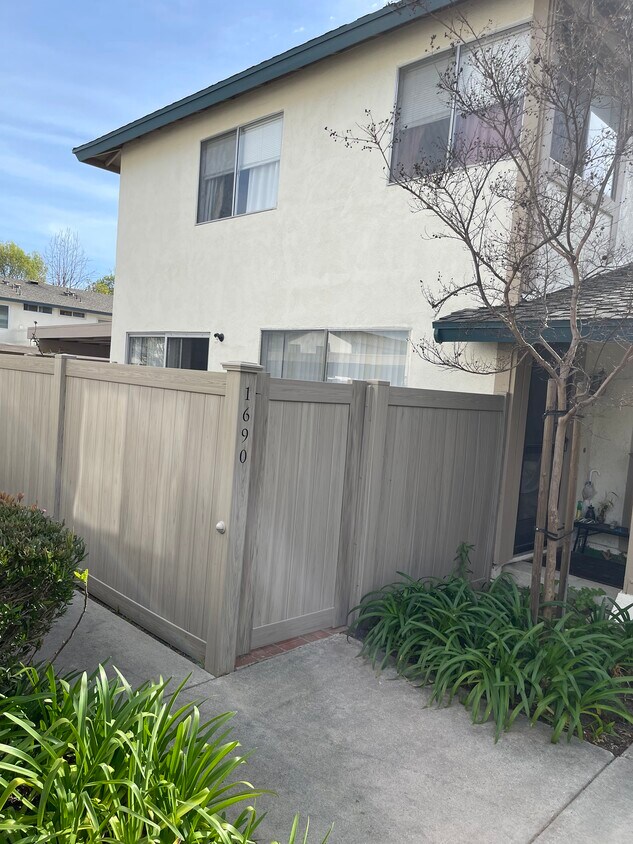 Primary Photo - 1690 Orinda Ct