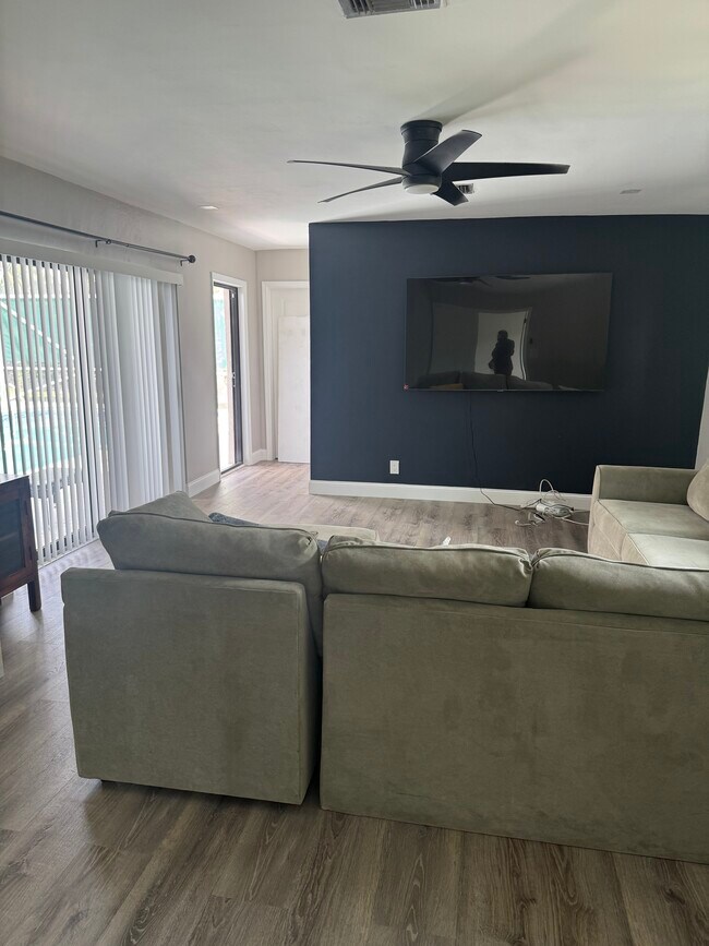 living room - 10315 NW 39th Mnr