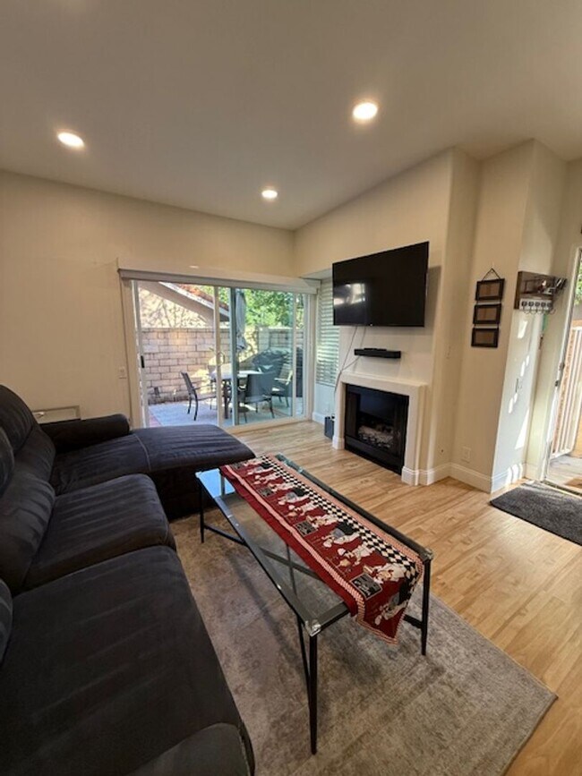 Building Photo - 2 bed, 1.25 Bath CONDO next to POOL! Groun...