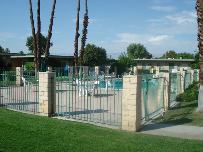 Piscina - Rancho Mirage Villa Apartments