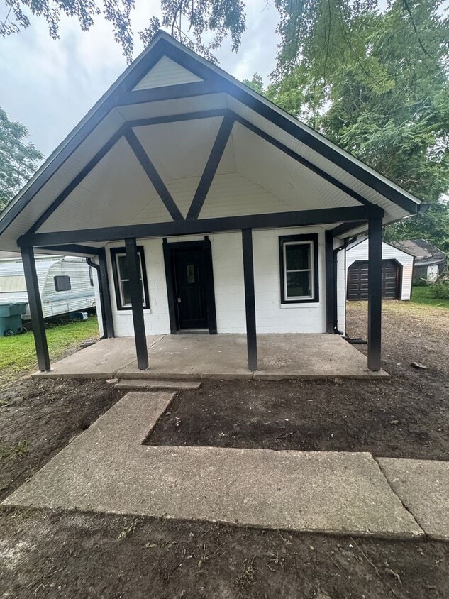 Primary Photo - Newly Remodeled 2-Bedroom Apartment – Clos...