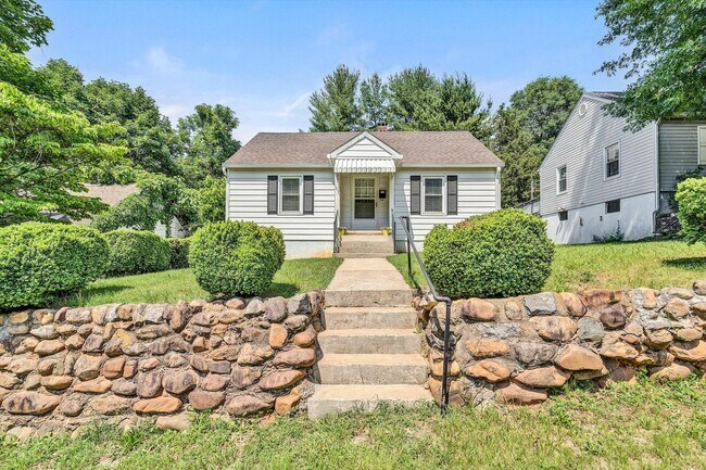 Foto del edificio - Adorable 2 BR home - Convenient to all thi...