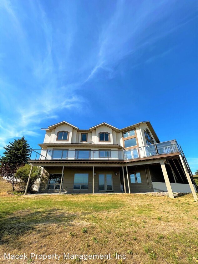 5 br, 3.5 bath House 5525 Blue Jay Lane House Rental in Great Falls