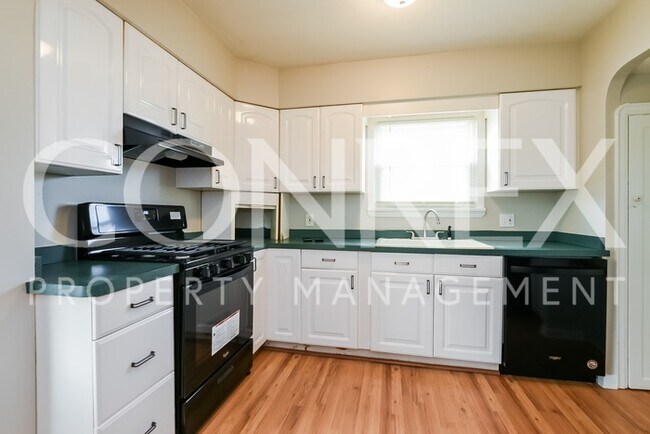 Building Photo - Adorable 3 Bedroom Bungalow in Garfield He...