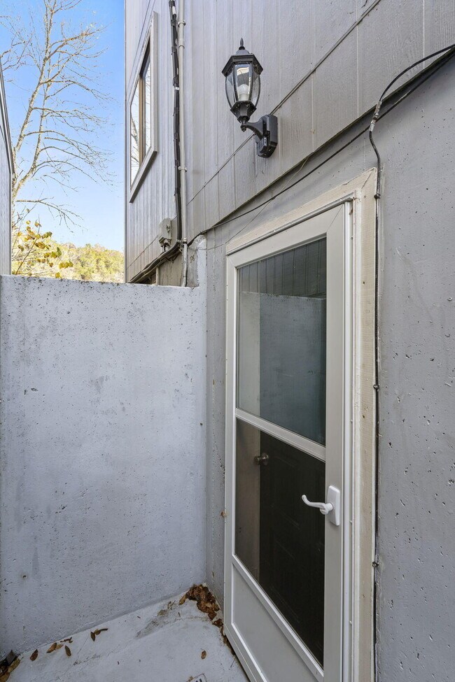 Foto del edificio - 184 River Point Rd