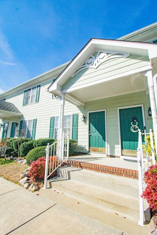 Foto del edificio - Coming Soon! 2 Bedroom 2.5 Bathroom Townhome