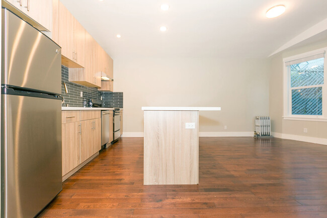 Interior Photo - 300 Buchanan