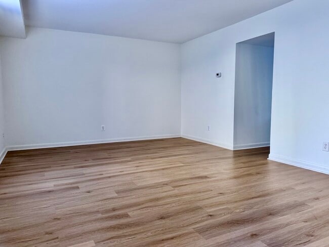 Foto del edificio - 100 Mathews Dr