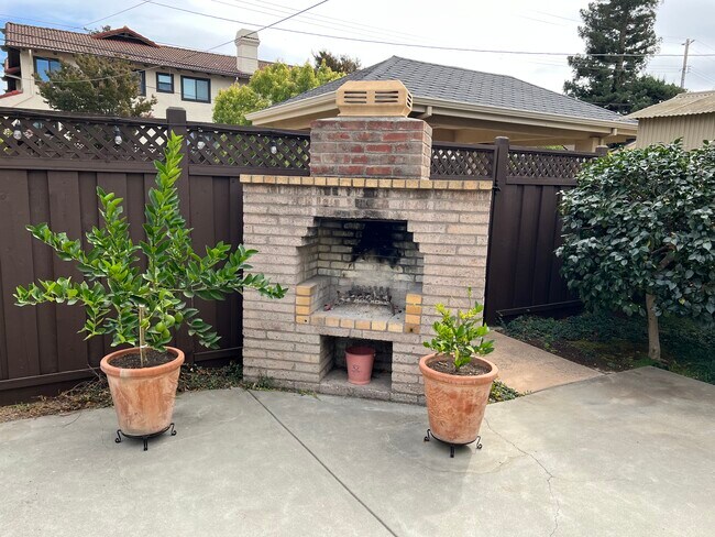 Building Photo - 419 Tyndall St