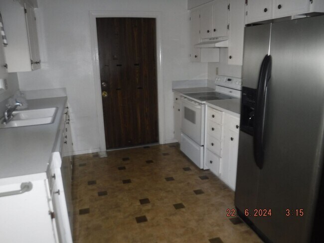 Building Photo - 3 Bedroom House in Central Point by Albersons