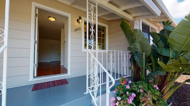 Building Photo - Updated 3 bedroom home, backyard, washer/d...