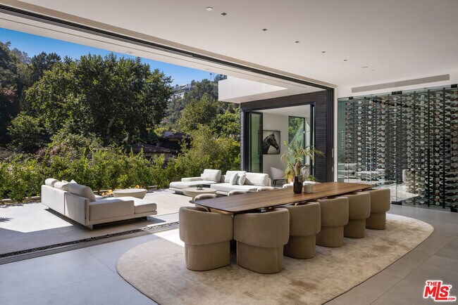 Foto del edificio - 982 Stone Canyon Rd