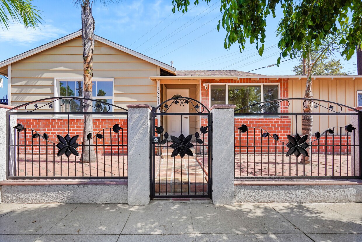 Primary Photo - 10645 Hatteras St