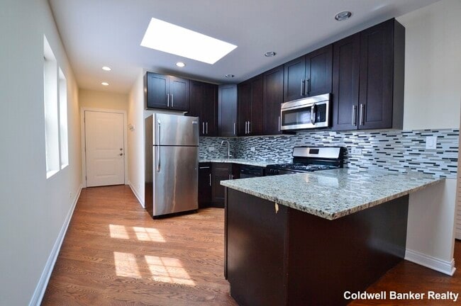 Building Photo - 5842 N Artesian Ave